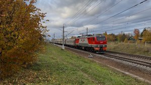 «Золотой осенью!» Электровоз ЭП2К-483 с пасс.поездом на перегоне, октябрь 2025 года
