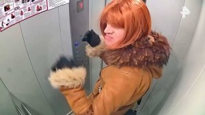 Грабитель в парике и женской одежде держит в страхе жителей Омска