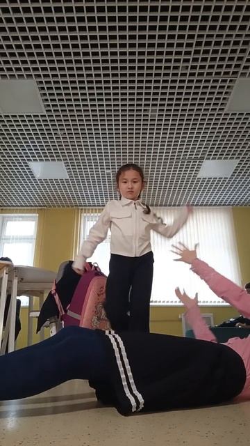 с подружкой танцуют
