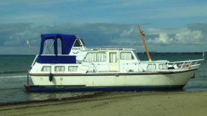 Анапа в октябре 🌞 🌊 Анапа после шторма 🚤 Катер на берегу, чайки, ветер и немного грусти 🕊️