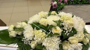 Венок на гроб из живых цветов №32