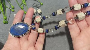 Уютное зимнее украшение с белой лавой и лазуритрм