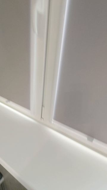 Кассетные рулонные шторы с направляющими. Пружинный механизм. Ткань Респект блэкаут серый