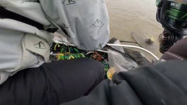 Сход крупной щуки 10+ по ошибке на подсаке. смотреть онлайн