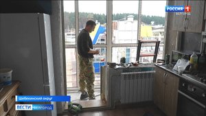 В поврежденной многоэтажке в шебекинском поселке Маслова Пристань восстанавливают окна