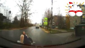 женщина от неожиданости упала на пятую точку и протянула ноги