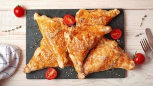 Слойки с сыром и помидорами