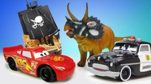МУЛЬТИКИ ПРО МАШИНКИ 🚗 МОЛНИЯ МАКВИН И ЕГО ДРУГ МЕТР ЛОВЯТ БАНДИТОВ. ШЕРИФ ЕДЕТ НА ПОМОЩЬ