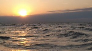 Красиво волнуется Азовское море на закате в станице Голубицкая