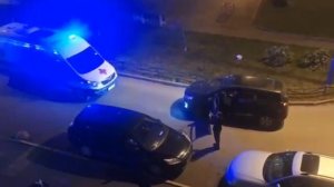 В Петербурге женщина 15 минут не давала скорой проехать во двор, заявив, что не умеет сдавать назад.