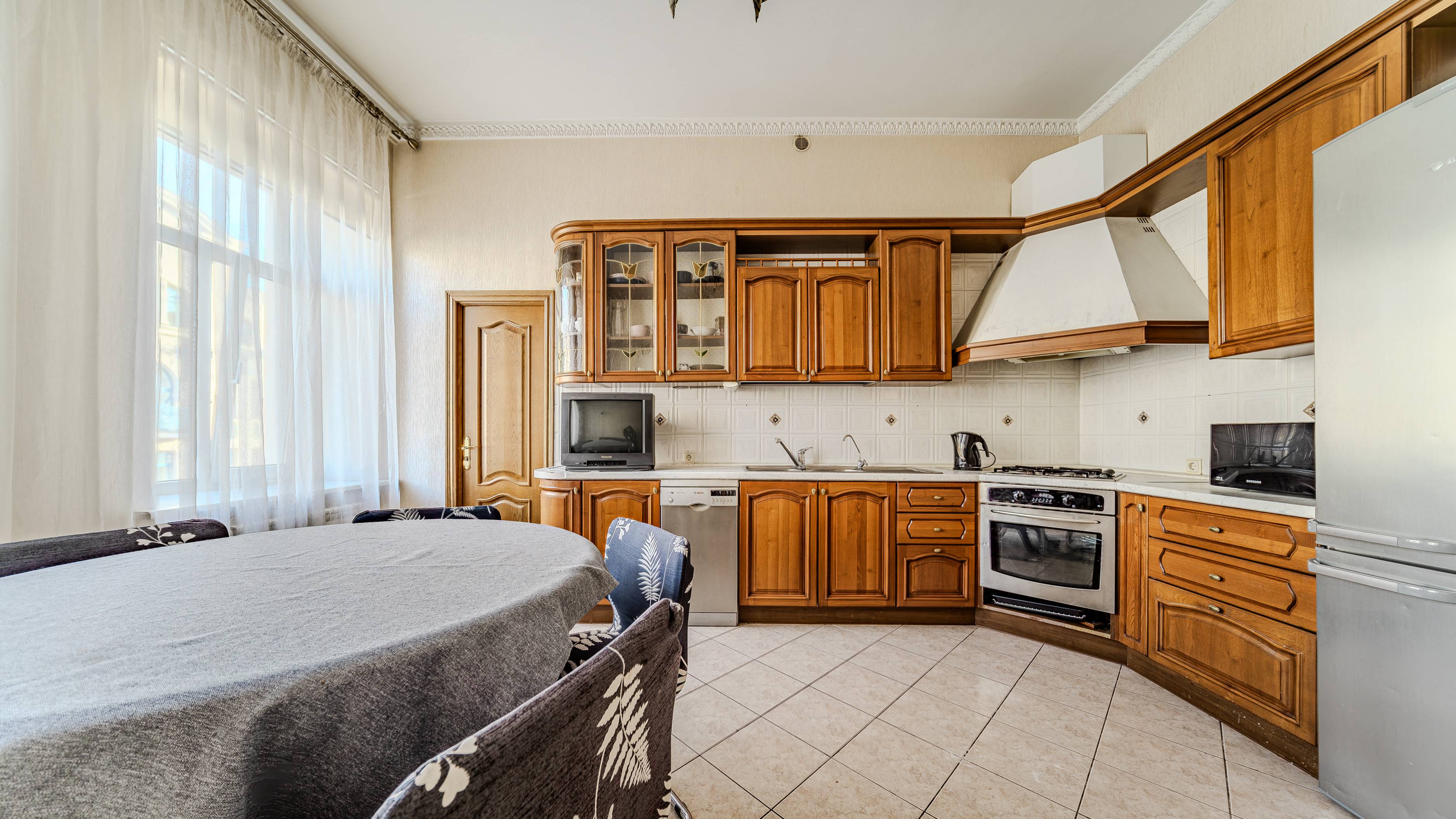 Сдаётся просторная и по-настоящему особенная квартира в самом сердце Санкт-Петербурга. смотреть онлайн