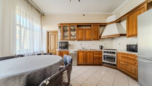 Сдаётся просторная и по-настоящему особенная квартира в самом сердце Санкт-Петербурга.