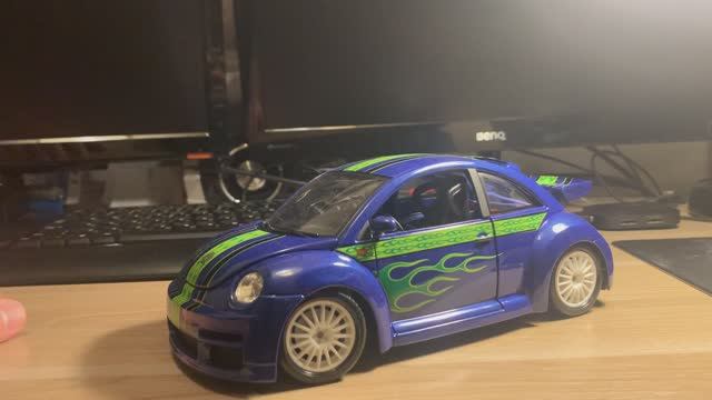 Обзор модели VW New Beetle в масштабе 1:18 от Bburago