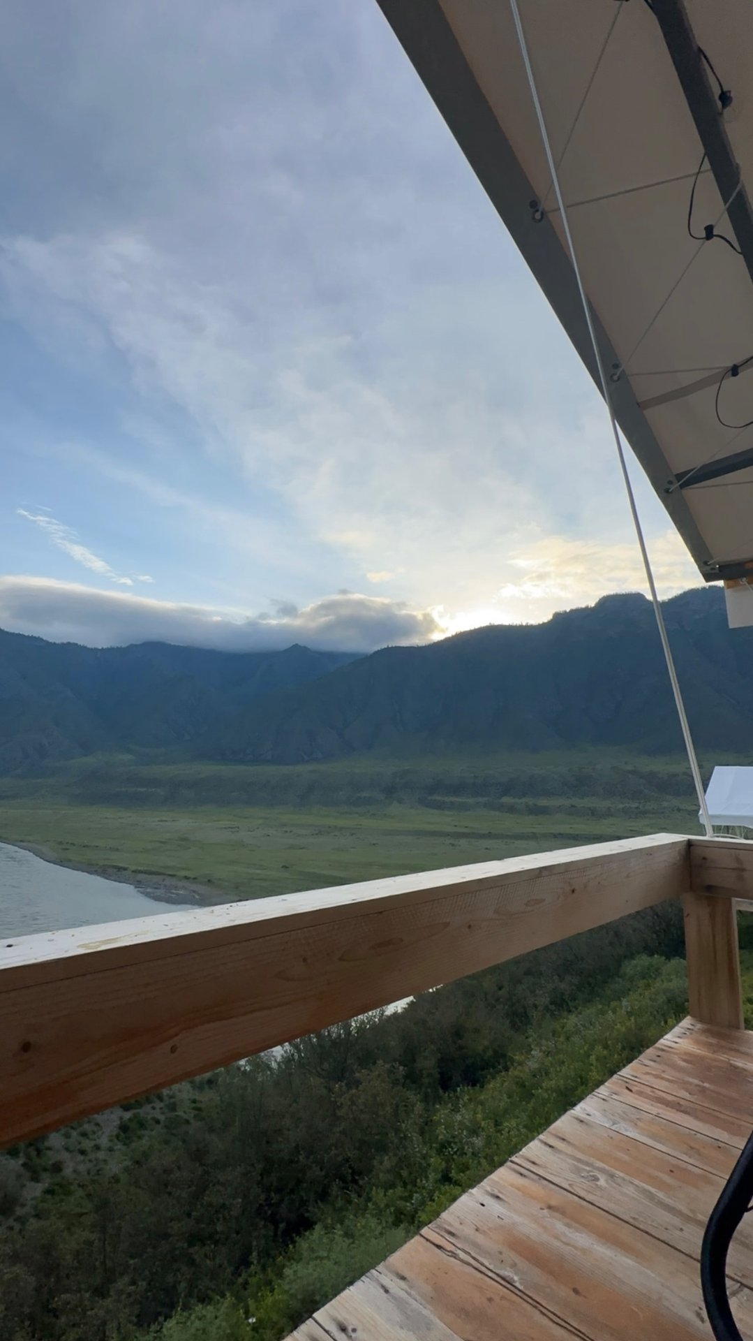 Утро на Алтае: Незабываемые виды в ущелье