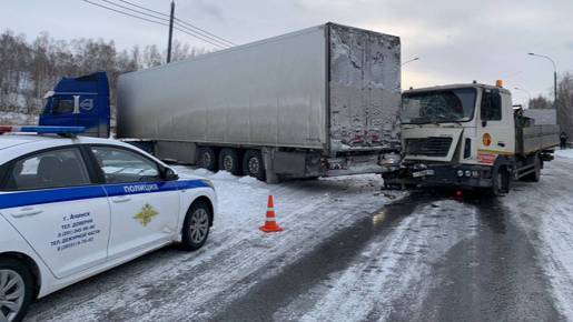 Агрессивная и опасная езда дальнобойщиков на дороге, снятая на камеру смотреть онлайн