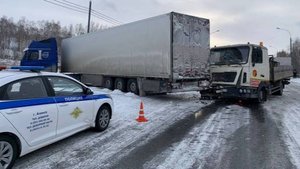 Агрессивная и опасная езда дальнобойщиков на дороге, снятая на камеру