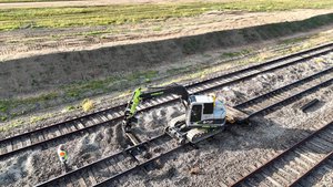 Смена деревянных шпал экскаватором на комбинированном ходу! #ПутевойРесурс #attachments #excavator