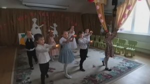 Трогательный танец со свечками ко дню мамы. За то, что мама есть у меня я очень Бога благодарю