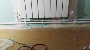 Делаю новое пластиковое отопление . Спаял трубы под первым радиатором .