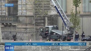 Макрон не принял прошение об отставке директора Лувра после ограбления музея