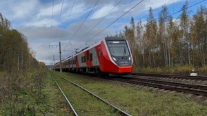 «Осенняя!» Электропоезд «Финист» ЭС104-038 на перегоне, октябрь 2025 года