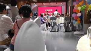 Барышня поет в китайском ресторане