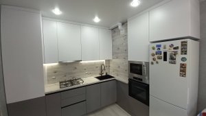 Угловая кухня с фартуком из панелей