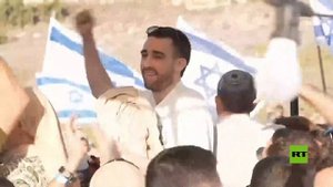 احتفالات حاشدة بعودة الرهينة الإسرائيلي إلى مستوطنة في الضفة الغربية