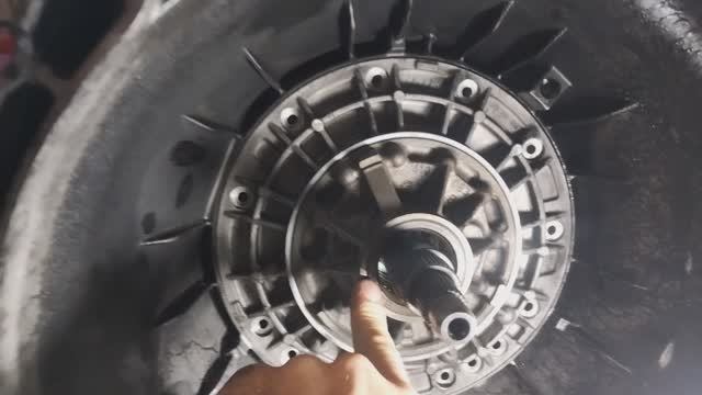 БМВ X5 течь масла между ДВС и АКПП, меняю уплотнитель маслонасоса АКПП смотреть онлайн