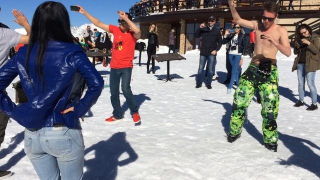 Танцы на снегу. Красная Поляна. 2375 метров над уровнем моря.