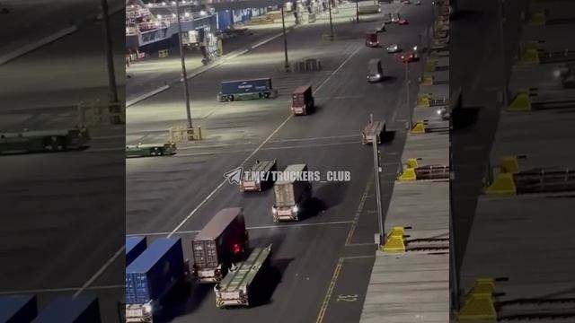 Автономные Колесные Тягачи Контейнеровозы Работают в Шанхае смотреть онлайн