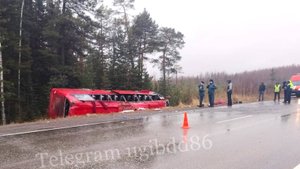 В ОКБ Ханты-Мансийска доставили пассажиров перевернувшегося автобуса