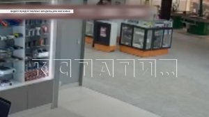 Наглый, но глупый грабитель, украл смартфоны, а они его выдали полиции