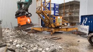 Универсальность применения экскаватора с насадками: гидроножницы, электромагнит, ковш