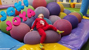 Полина играет в Joki Joya проходит препятствия в верёвочном парке