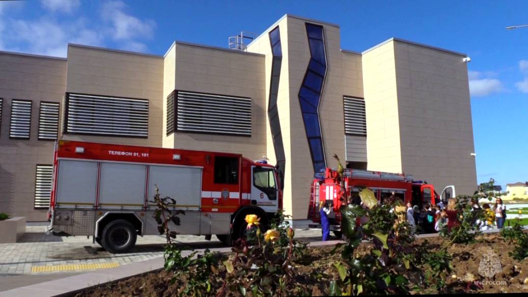 Учения МЧС России прошли в Многофункциональном культурном центре «Бухта Казачья» смотреть онлайн