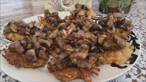 Постные драники с грибной подливой. Постное блюдо. Драники рецепт