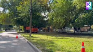 Комплексные работы по уходу за зелёными насаждениями провели в Керчи в районе Комсомольского парка