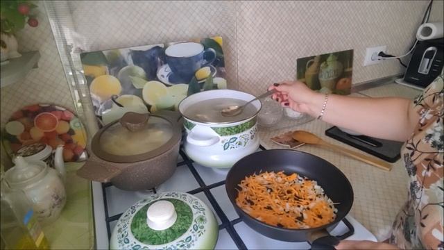 Немного проедемся по городу.  На обед рисовый суп, пюре, гуляш с куриным филе(Архивное видео)