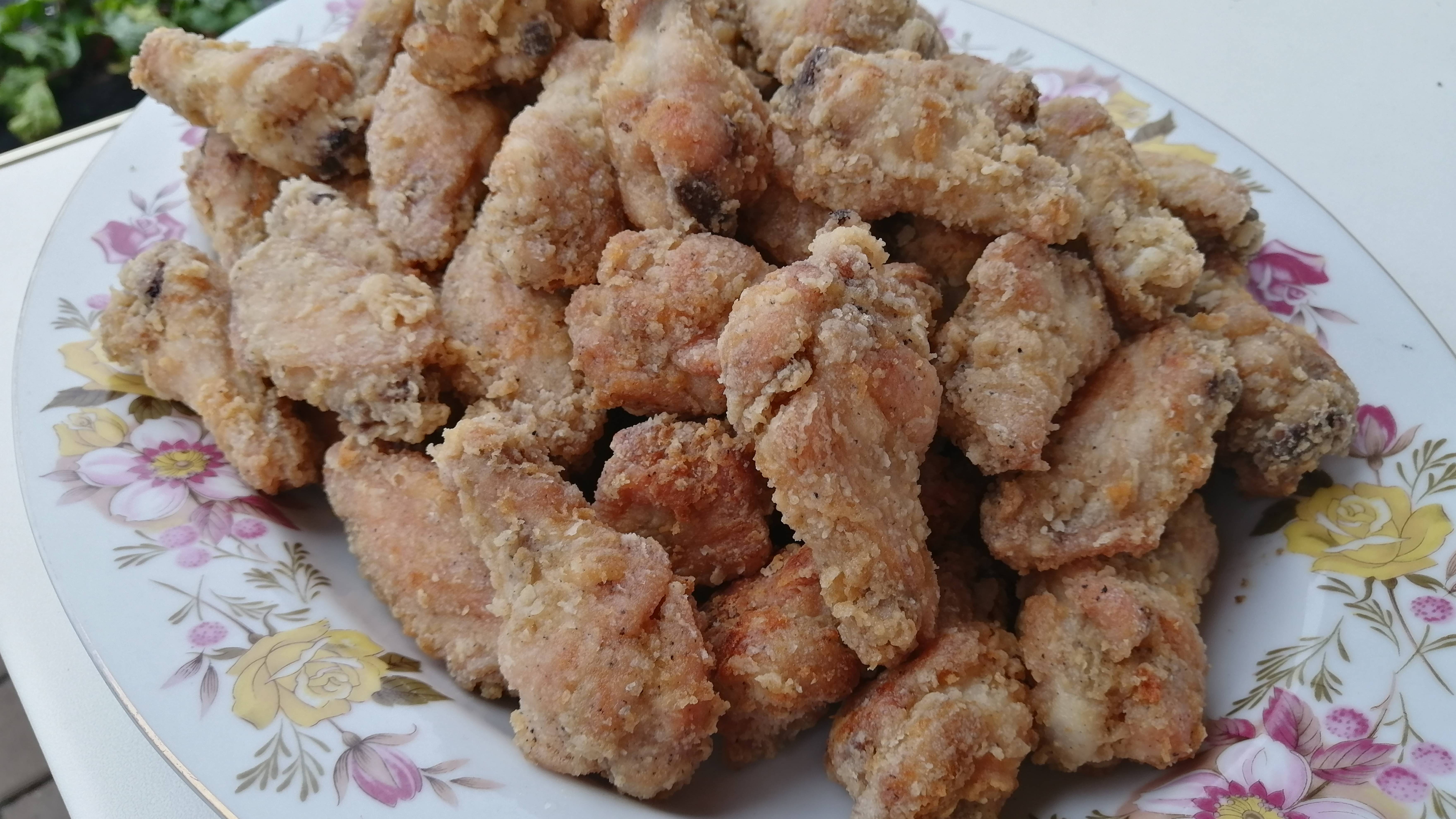 Жареные крылья в панировке на садже