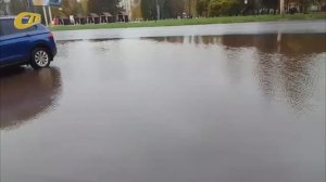 ЛУЖА ВОЗЛЕ ЗДАНИЯ АДМИНИСТРАЦИИ ЖЕЛЕЗНОГОРСКА ПОСЛЕ ДОЖДЯ ПРЕВРАТИЛАСЬ В "МОРЕ РАЗЛИВАННОЕ"