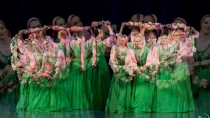 Рос на опушке рощи клен