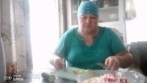 Салат с крабовыми палочками на скорую руку. Вкусно .