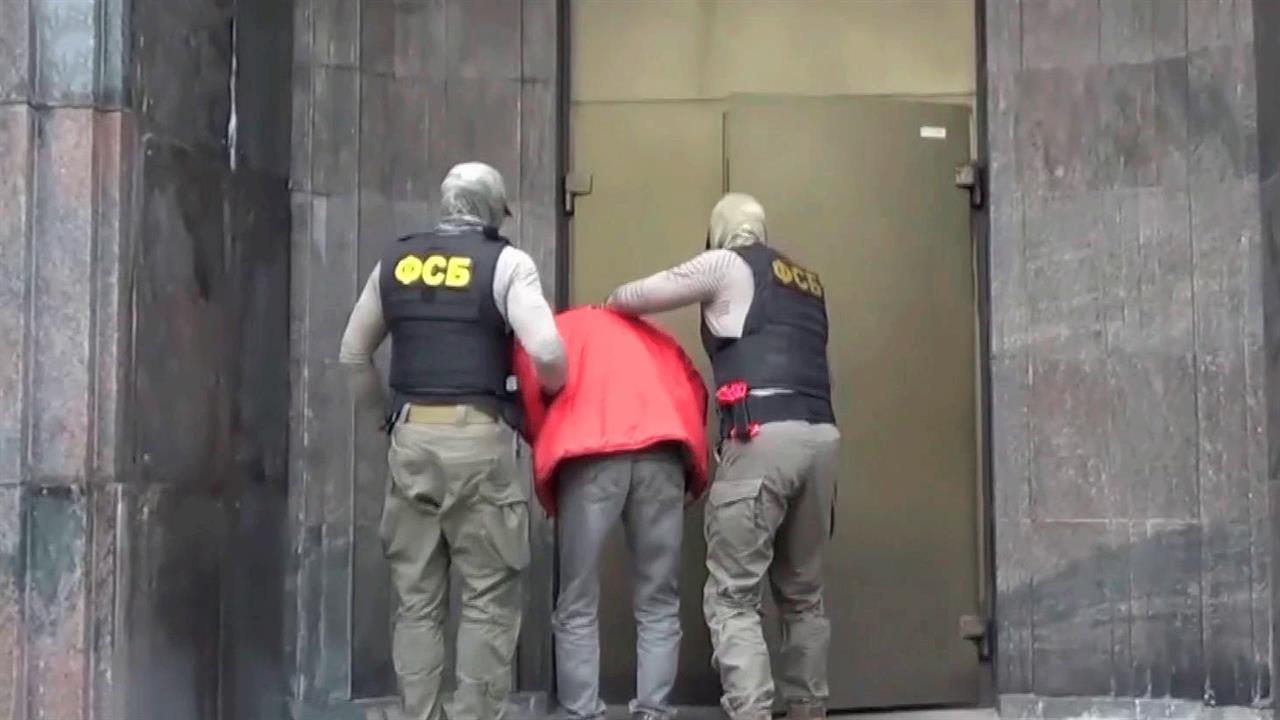 ФСБ показала кадры задержания жителя Карелии, который готовил теракты в РФ