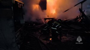 В Благовещенске огнеборцы ликвидировали возгорание 2-этажного жилого дома