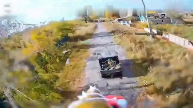 Российский FPV-дрон прилетел в одного из ВСУшников, когда те отступали со своих позиций. смотреть онлайн