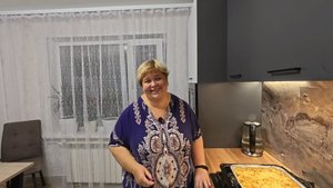 Подшиваю новые шторы для кухни и готовлю вкуснейшую запеканку.