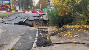 Воронка на месте обвала грунта на севере Петербурга грозит обрушением коллектора