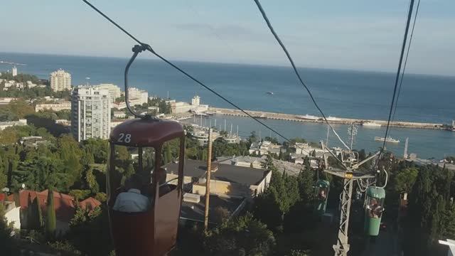 Канатная дорога в Ялте (Крым, Россия).