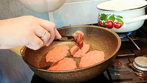 Вкусный салат с рыбой и авокадо/Купили на закрытие сезона/Нажарила печёночных котлет